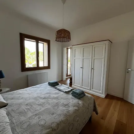 Ada Villa *